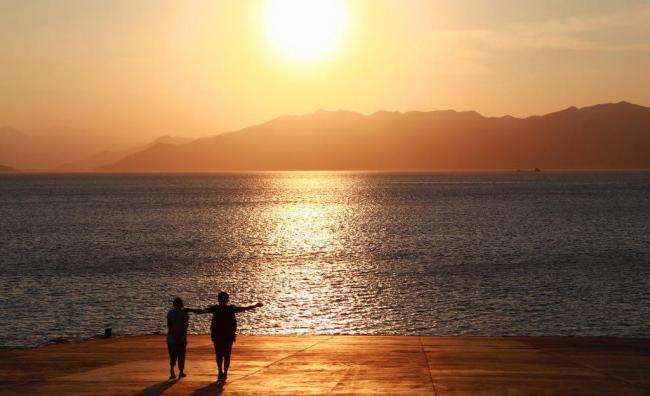 手机号码是电话号码的一种,它帮助人们通过拨号来寻找到对应的人进行通信。手机时代一张SIM卡对应到一个号码,每一张SIM卡只属于某一台手机(有一些手机可以同时拥有多张SIM卡)。